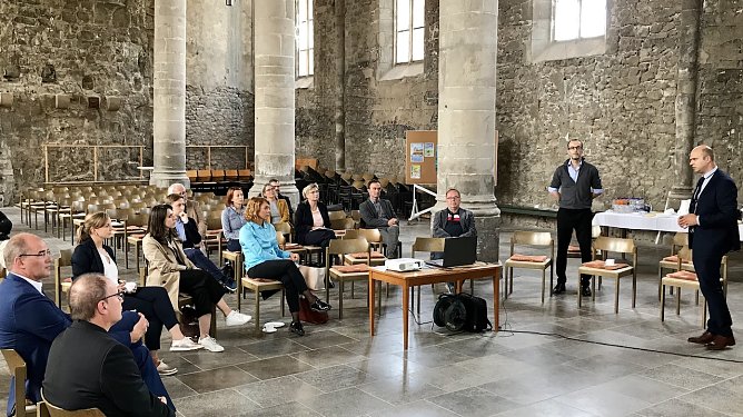 B&uuml;rgermeister Henry Pasenow (ganz rechts) stellt die Kirche vor (Foto: LRA NDH)