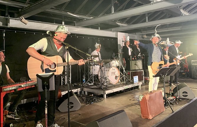 Gut behütet: FRANZ KARAFKA zelebrieren ihr Lied "Aluhut" (Foto: oas) Gut behütet: FRANZ KARAFKA zelebrieren ihr Lied "Aluhut" (Foto: oas)