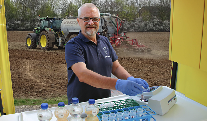Dipl.-Phys. Harald Gülzow führt eine Nitratuntersuchung am Labormobil durch (Foto: VSR Gew&auml;sserschutz)