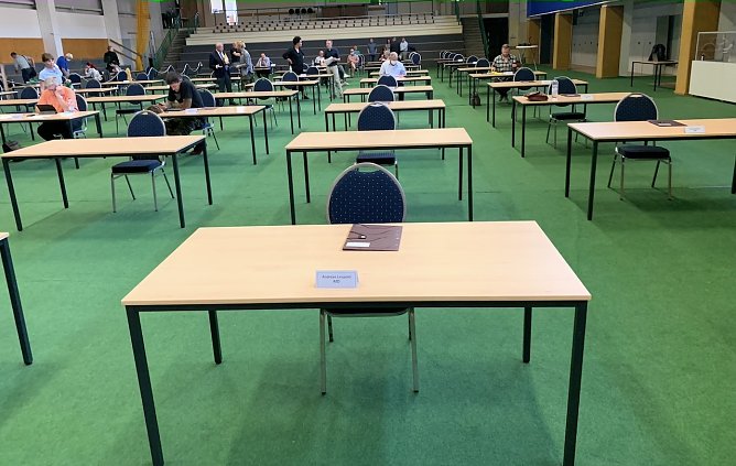 Die Ruhe vor dem Sturm: Die Ballspielhalle als Austragungsort des Stadtrates (Foto: oas)