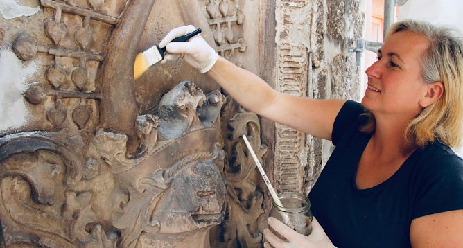 Restauratorin Suzy Hesse arbeitet seit Montag am Rathaus in luftiger H&ouml;he  (Foto: agl)