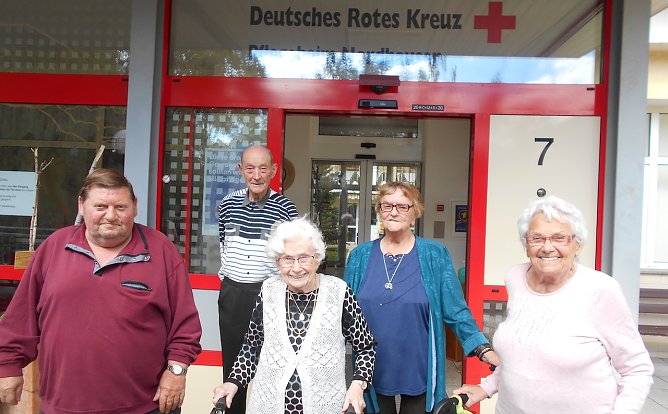 Vor dem Pflegeheim gut gelaunte Bewohner (Foto: FDRK NDH)