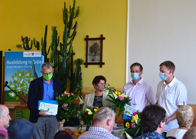 Feierliche Zeugnis&uuml;bergabe f&uuml;r die Absolventen Gr&uuml;ner Berufe (Foto: Team Gr&uuml;nbund (VHS Bildungswerk GmbH))