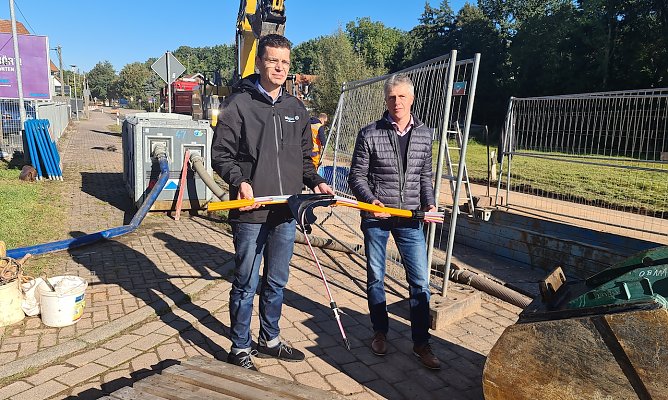 Stephan Pein (links) und Andreas Gerbothe mit einem Modell der Leerrohre, wie sie in Holbach mitverlegt werden sollen. Zu sehen ist auch die Abzweigung zu einem m&ouml;glichen Hausanschluss. (Foto: M.Biernat)