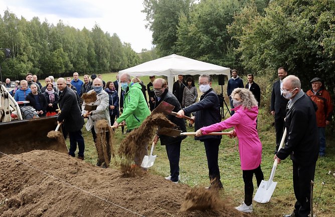 Viel Politprominenz aus Th&uuml;ringen und Niedersachsen vereinte sich an Bau (Foto: J.Piper)