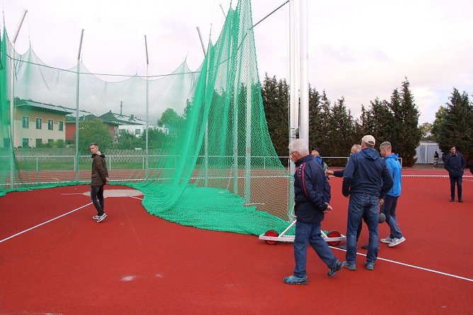 Die Werfer freuen sich &uuml;ber einen neuen Schutzk&auml;fig (Foto: agl)