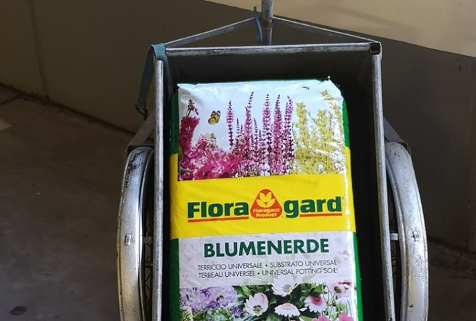 Wem geh&ouml;rt dieser Anh&auml;nger mit Blumenerde? (Foto: Landespolizeiinspektion Nordhausen)