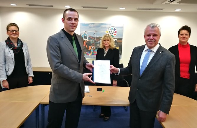 Sebastian J&auml;ger (vorne links) &uuml;bergab an Olaf Salomon (vorne rechts) seine Masterarbeit; Diana K&ouml;lling, Prof. Dr. Sabine Seibold-Freund und Kerstin Bohnert (hinten v. l. n. r) bedankten sich f&uuml;r die Zusammenarbeit (Foto: Marco Bachmann)