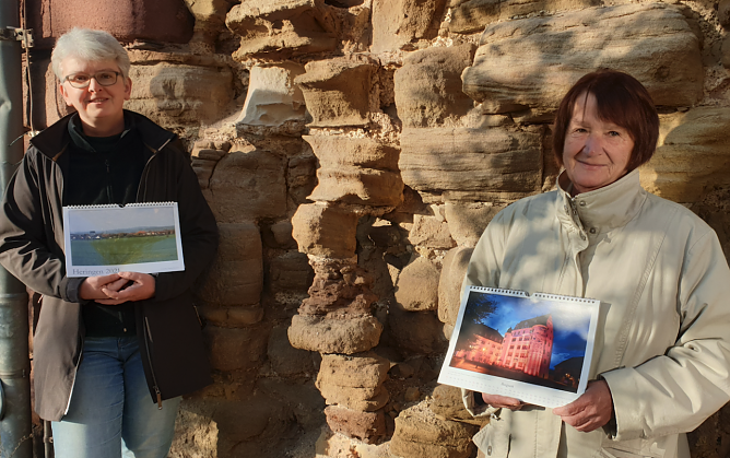 Sabine Meinhold und Roswitha Bergmann mit dem Heringen Kalender (Foto: Chris Schr&ouml;der)