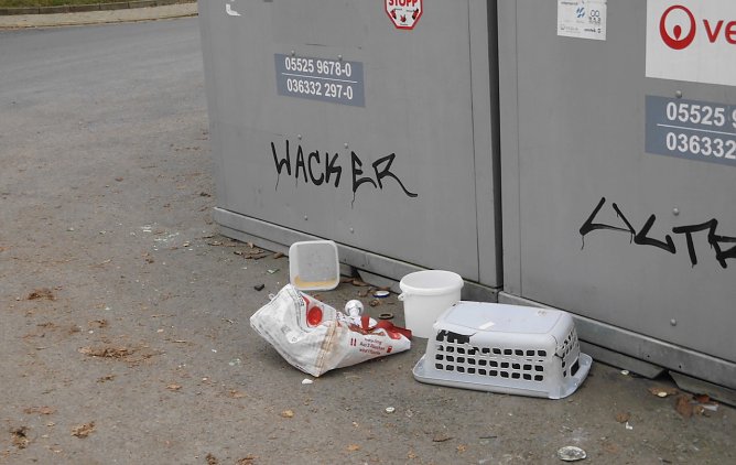 M&uuml;ll an den Containern beklagt unser Leser Manfred Kappler (Foto: M.Kappler)