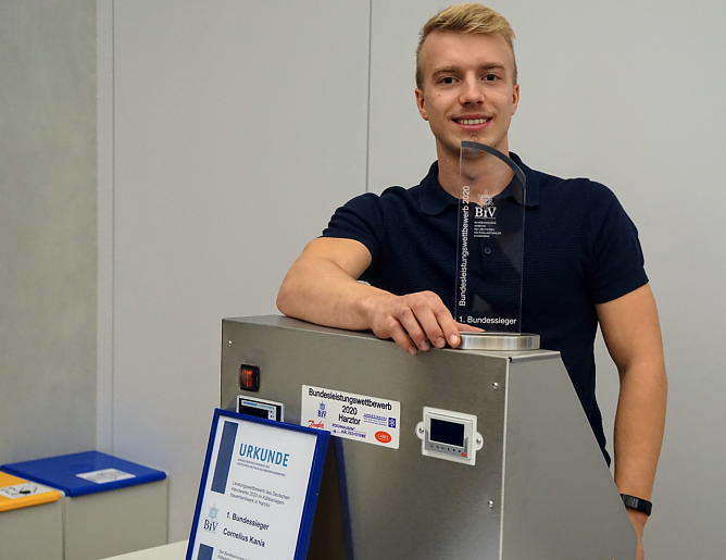 Cornelius Kania aus Berlin mit seiner Siegermaschine (Foto: Susanne Schedwill)