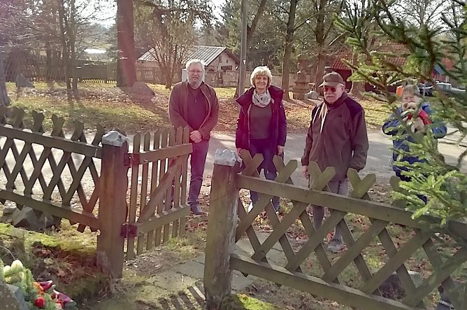 Am Kriegerdenkmal in Sophienhof (Foto: W.J&ouml;rgens)