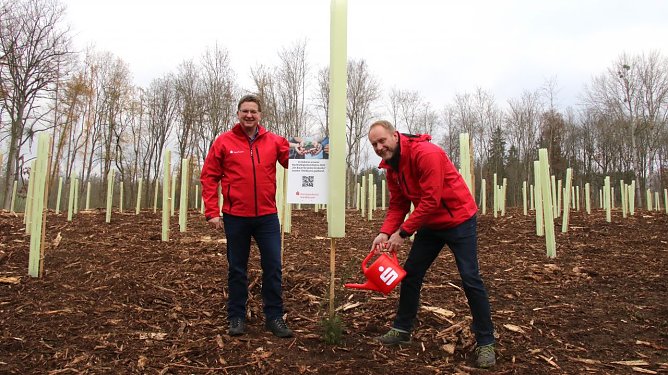 Thomas Seeber und Sebastian Gr&auml;ser begr&uuml;&szlig;en die Setzlinge mit einem Schluck Wasser (Foto: oas)