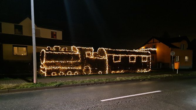 Ganz gro&szlig;e Lichtkunst an der Bahn (Foto: nnz)