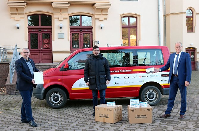 Landrat Matthias Jendricke und der 1. Beigeordnete Stefan N&uuml;&szlig;le haben jetzt Patrick B&ouml;rsch, dem Gesch&auml;ftsf&uuml;hrer des Kreissportbundes Nordhausen, die F&ouml;rderung symbolisch &uuml;bergeben. (Foto: Pressestelle Landratsamt Nordhausen)
