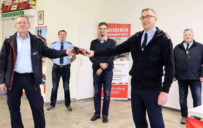 Foto v.l.n.r.:  Leiter der Berufsfeuerwehr Thomas Schink&ouml;th, Stefan Sch&ouml;nemann und Wehrf&uuml;hrer Carsten Vogel, Freiwillige Feuerwehr Nordhausen-Mitte, Jens Wenke Vorsitzender des F&ouml;rdervereins der FFw Nordhausen-Mitte  und Oberb&uuml;rgermeister Kai Buchmann (Mitte) (Foto: &copy;Stadtverwaltung Nordhausen)