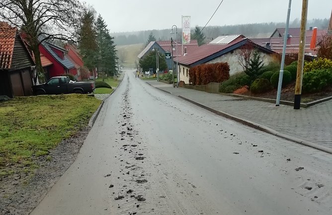 Verdreckte Stra&szlig;e in Sophienhof (Foto: W.J&ouml;rgens)