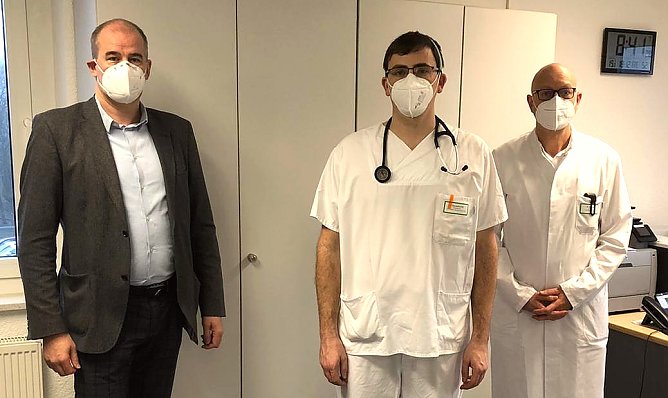 Landrat Matthias Jendricke hat heute Markus Batereau als &Auml;rztlichen Leiter f&uuml;r den Rettungsdienst des Landkreises Nordhausen verabschiedet. Diese Aufgabe &uuml;bernimmt nun Julian Christoph Gonschorrek zum 1. Januar 2021, der zugleich im S&uuml;dharz Klinikum Nordhausen die Zentrale Notaufnahme leitet. (Foto: Pressestelle Landratsamt Nordhausen)