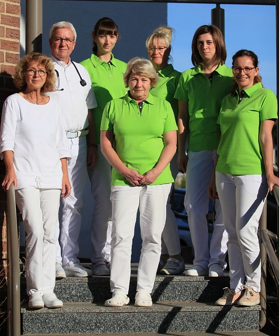 Das Ehepaar Spiller (links) &uuml;bergibt ihre Gemeinschaftspraxis im neuen Jahr an die Fach&auml;rztinnen Frau Alexandra Toth und Frau Susanne Germer (rechts) (Foto: Alexandra Toth)