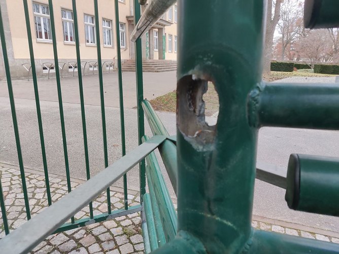 Sinnlose Zerst&ouml;rung auf dem Petersberg (Foto: Peter Blei)