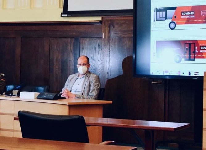 Landrat Matthias Jendricke w&auml;hrend einer Lagebesprechung (Foto: nnz-Archiv)