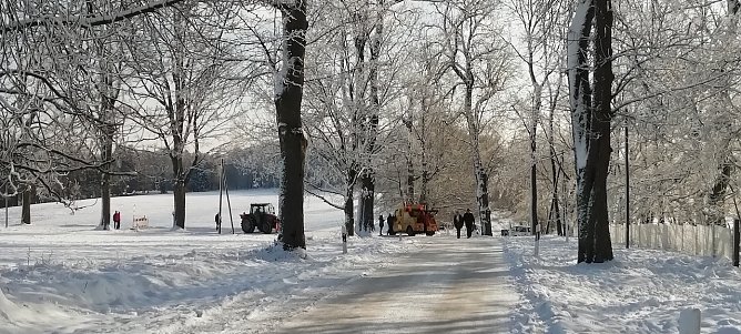 Auch Traktoren waren im Einsatz, feststeckende Autos zu befreien  (Foto: W. J&ouml;rgens)