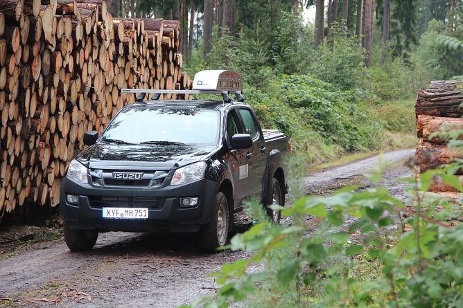 High-Tech als unspektakul&auml;rer KFZ-Dachaufbau: Gleichsam im Vorbeigleiten werden die Holzpolter fotooptisch vermessen und die Daten direkt ins verkaufszust&auml;ndige Forstamt &uuml;bertragen (Foto: Dr. Horst Spro&szlig;mann)