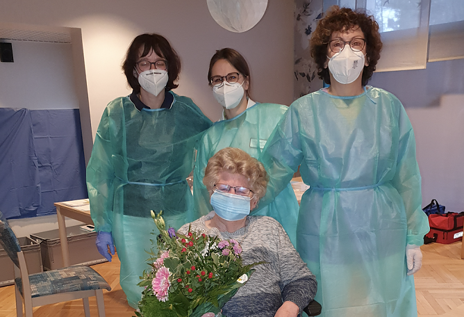Frau Dr. med. Waltraut Ibe und ihr Praxisteam und Gerda Ehring die als Erste die Corona-Schutzimpfung bekam (Foto: S&uuml;dharz Klinikum Nordhausen)