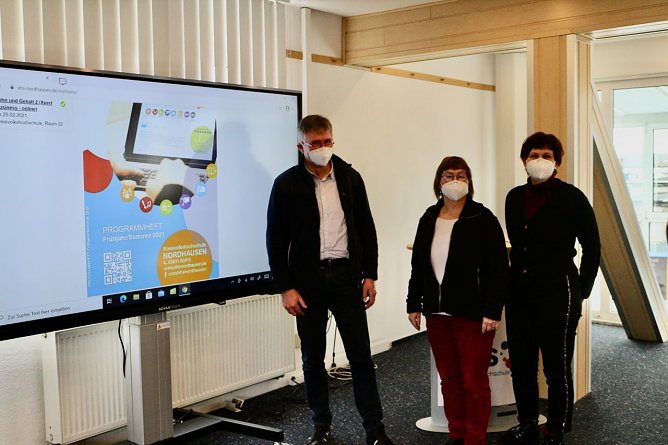 Ohne gr&ouml;&szlig;ere Blessuren durch das Corona-Jahr gekommen: VHS-Leiter Gerhard T&ouml;lle, Kornelia H&ouml;kelmann und Sabine Wenzel (Foto: agl)