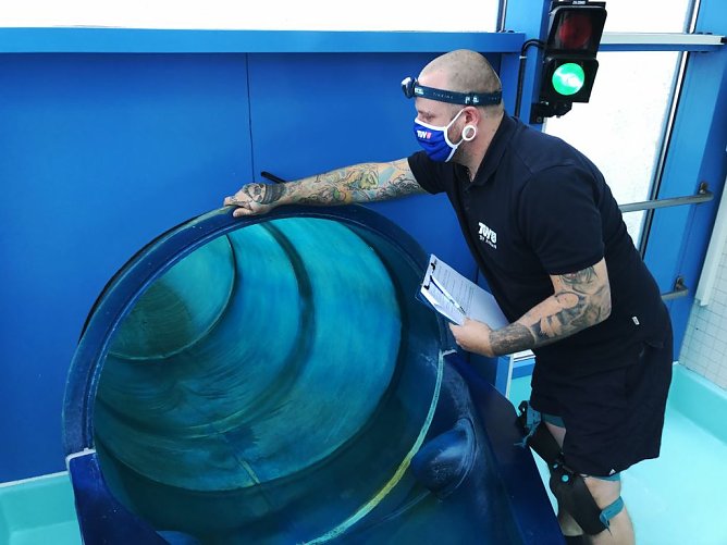 Eigentlich ist im Winter Hochsaison im Hallenbad, in der Corona-Pause nutzt man die Gelegenheit um die Sicherheit der Anlagen zu &uuml;berpr&uuml;fen (Foto: T&Uuml;V Th&uuml;ringen)