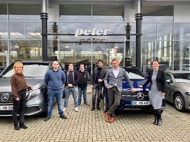 Am Freitag noch im Pr&uuml;fungsraum, nun in den Peter-Werkst&auml;tten in Dessau-Ro&szlig;lau, Bernburg und Zerbst. Centerleiterin Christina Dost, Serviceleiter Enrico Dost (rechts) und Ausbildungsleiterin Silke Lang (links) gratulieren diesen vier jungen M&auml;nnern aus Sachsen-Anhalt! (Foto: AHP)