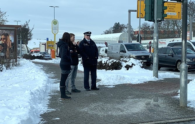 Intensive Verkehrsbeobachtung betrieben heute Experten an Nordhausens ber&uuml;hmtester Kreuzung (Foto: oas)