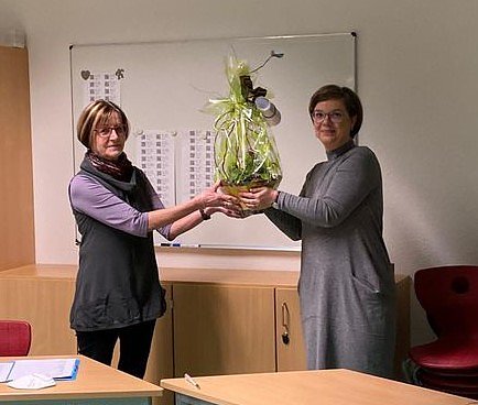 &Uuml;bergabe eines kleinen Abschiedsgeschenkes zur Erinnerung (Foto: Fr&auml;nze T&ouml;pfer)