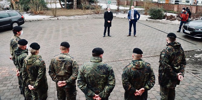 Besuch aus Erfurt: Landrat Matthias Jendricke und die Soldaten und Soldatinnen der Bundeswehr begr&uuml;&szlig;ten heute Th&uuml;ringens Innenminister Georg Maier (Foto: agl)