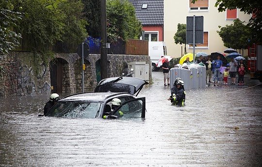 F&uuml;r Hochwassersch&auml;den ist die Teil- oder die Vollkaskoversicherung zust&auml;ndig. (Foto: HUK-COBURG )