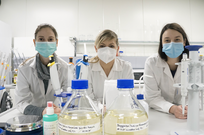 Dr. Anja Schreiber mit den Labormitarbeiterinnen Dana Seidler und Mar&eacute;n Podewski (Foto: Hochschule Nordhausen)