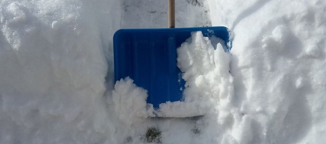 Schneeschieber sind mittlerweile auch bei der St&auml;dtischen Wohnungsgenossenschaft (SWG) wieder aktuell geworden. Die Wohnungsbaugenossenschaft(WBG) hat umgehend 50 St&uuml;ck aus alten Best&auml;nden an ihre Mieter vergeben und weitere 20 bestellt. Sie ist denen dankbar, die in dieser schwierigen Zeit bei der R&auml;umen von Schnee und Eis mit anpacken. (Foto: Kurt Frank)