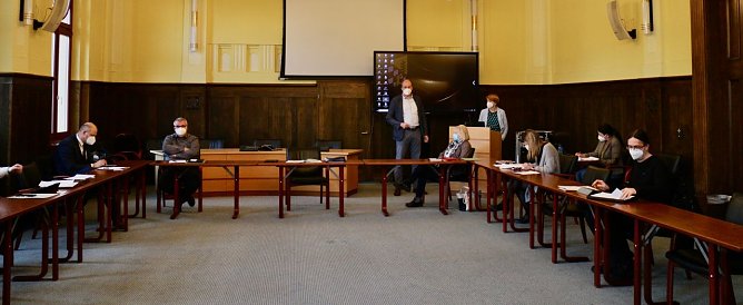 Im Kreisausschuss stelle Landrat Jendricke Pl&auml;ne zum Radwegeausbau vor (Foto: agl)