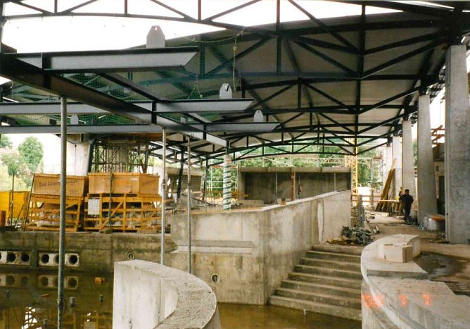 Das Erlebnisbecken im Au&szlig;enbereich in seiner Entstehngsphase Ende der neunziger Jahre (Foto: Badehaus Nordhausen)