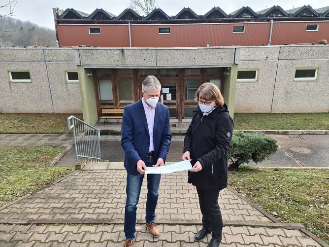 Schulleiterin Carola Gr&uuml;tzner-Radtke und Andreas Gerbothe besprechen das neue Raumkonzept (Foto: Gemeinde Hohenstein)