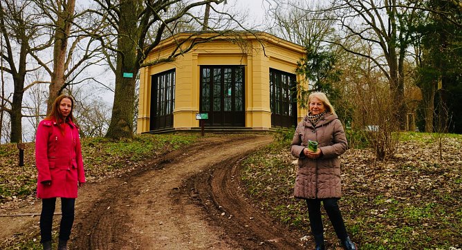 Tun, was m&ouml;glich ist: Daniela Althaus (links) und Hannelore Haase erl&auml;uterten heute was im Park Hohenrode im BUGA-Jahr trotz Pandemie geplant werden kann (Foto: agl)