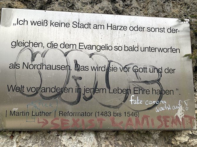 Ehrentafel an der Nordh&auml;user Stadtmauer: Notizblock f&uuml;r Idioten (Foto: oas)