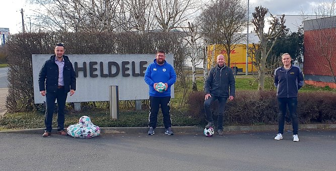 Freude &uuml;ber neue Trainingsb&auml;lle in Wollersleben (Foto: R.Fullmann)