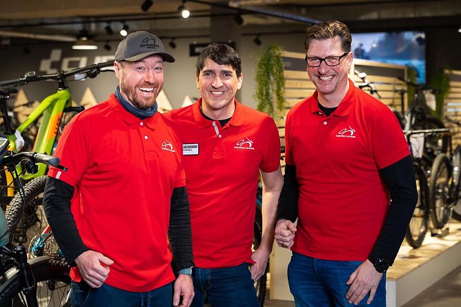 Haben gut lachen: Die Th&uuml;ringer Cube-Store Chefs Ren&eacute; Hartmann, Daniel Resch und Oliver Zintl (v.l)  (Foto: Cube-Store)