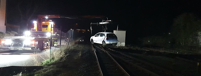 Ein verunglückter VW musste in der Nacht aus dem Gleisbett geborgen werden (Foto: Silvio Dietzel) Ein verunglückter VW musste in der Nacht aus dem Gleisbett geborgen werden (Foto: Silvio Dietzel)