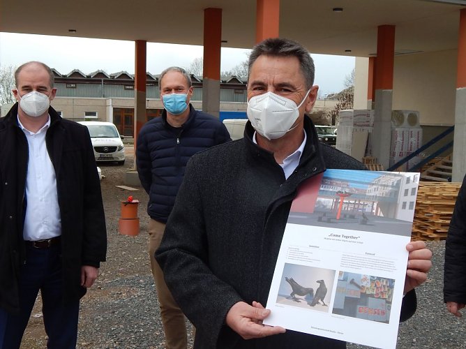 Sparkassenchef Wolfgang Asche stellte heute den Siegerentwurf vor Ort vor (Foto: agl) Sparkassenchef Wolfgang Asche stellte heute den Siegerentwurf vor Ort vor (Foto: agl)