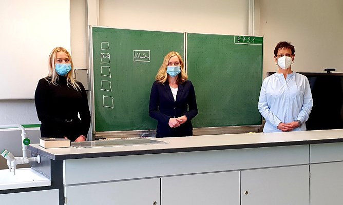 Landratskandidatin Jeanette Goedecke (Mitte) will Kindswohl in den Mittelpunkt stellen (Foto: R.Fullmann)