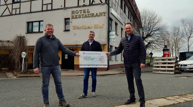 1.000 Euro f&uuml;r Werthers Vereine: Silvio Wagner (links) und Andreas Peter (rechts) &uuml;bergaben die Spende f&uuml;r die Investorengruppe des Autohofs an Gerold Reinhardt (Foto: agl)