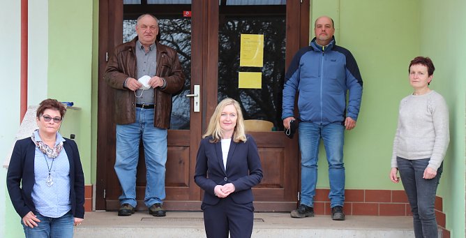 Zum Bild: Jeanette Goedecke (Mitte) misst der Landwirtschaft eine gro&szlig;e Bedeutung im Landkreis zu. Sie traf sich jetzt mit Bettina Pietzer, der Vorsitzenden des Kreisbauernverband und Gesch&auml;ftsf&uuml;hrerin Agrargenossenschaft Heringen (1.v.r.); Susann Goldhammer, der  Gesch&auml;ftsf&uuml;hrerin des Kreisbauernverbands Nordhausen (1.v.l.); Dr. Steffen Sendig (2.v.r.), dem Gesch&auml;ftsf&uuml;hrer der  S&uuml;dharzer Landhand (Foto: CDU NDH)