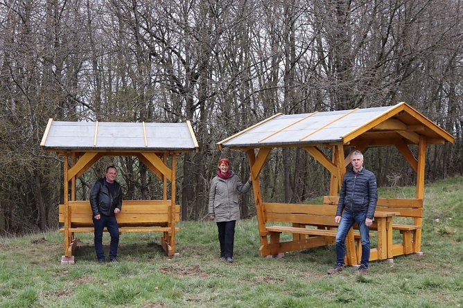 v.l.n.r.: Uwe Petri, Ortsteilb&uuml;rgermeister der Gemeinde Klettenberg; Silke Staubitz, Projektmitarbeiterin Hotspot Gipskarst beim LPV; Andreas Gerbothe, B&uuml;rgermeister der Gemeinde Hohenstein (Foto: Landschaftspflegeverband S&uuml;dharz/Kyffh&auml;user)